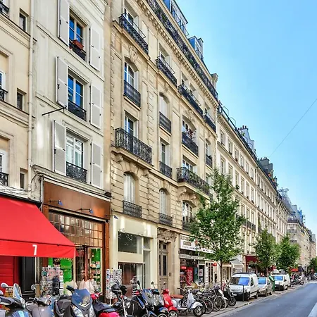 Modern & Dreamy Duplex In Le Marais * Paříž