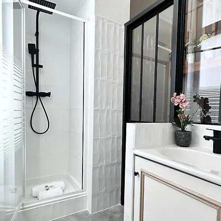 Modern & Dreamy Duplex In Le Marais * Paryż